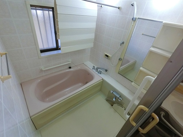 バス・シャワールーム　追い炊き機能、浴室乾燥機付き。