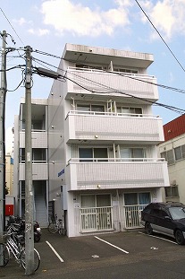 札幌市豊平区平岸一条のマンションの建物外観