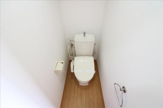 トイレ　ウォシュレット機能付きトイレです。