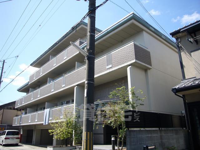 京都市伏見区過書町のマンションの建物外観