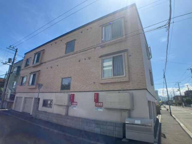 札幌市北区北二十六条西のアパートの建物外観
