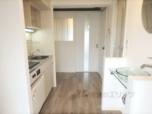 その他部屋・スペース　扉に姿見がついています