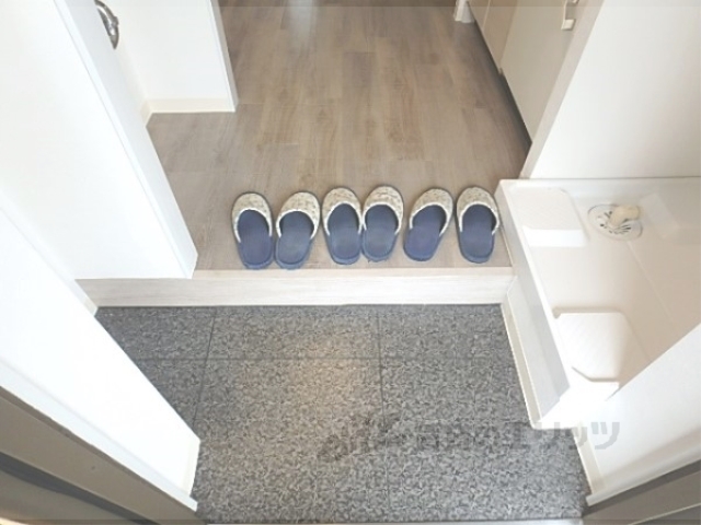 玄関　扉に姿見がついています