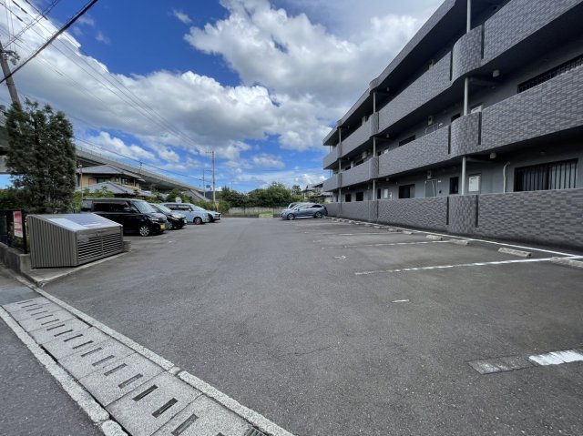 【高松市林町のマンションの駐車場】