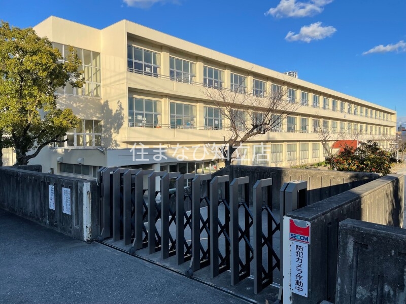 小学校　刈谷市立日高小学校（小学校）まで542m