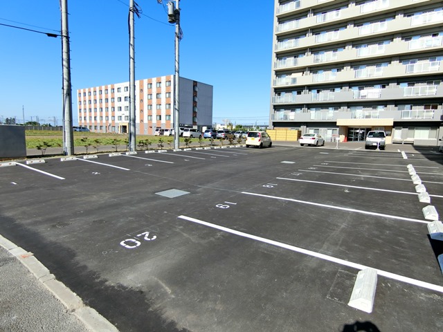 【恵庭市恵み野里美のマンションの駐車場】