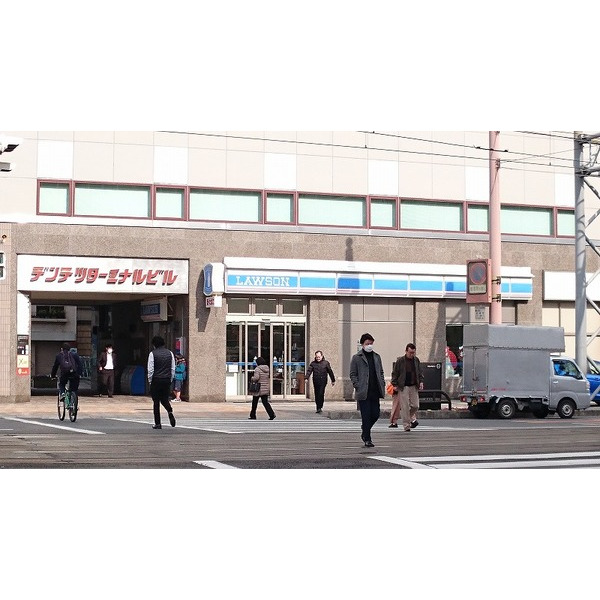 コンビニ　ローソン高知デンテツターミナル店（コンビニ）まで366m