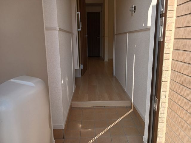 【さいたま市見沼区深作のアパートの玄関】