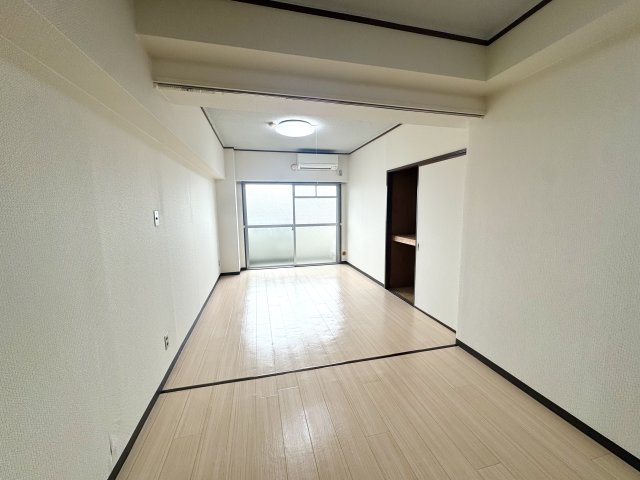 居室・リビング　DKと洋室合わせて使用すると、広々とした間取りです。