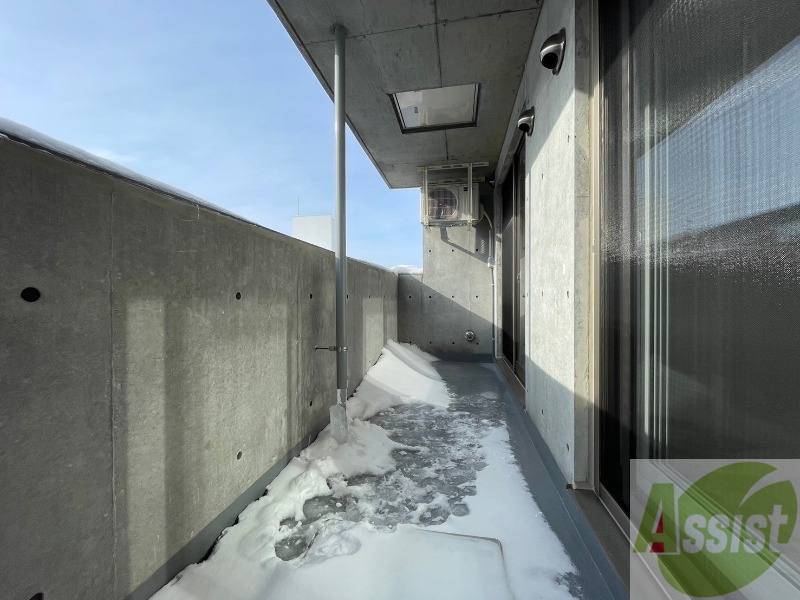 バルコニー　バルコニーです。洗濯物を干すもよし、一息つくもよしですね。