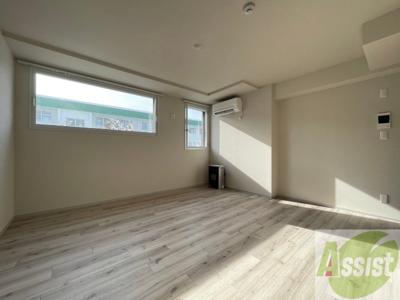 居室・リビング　リビングです。窓が大きくて明るいですね！