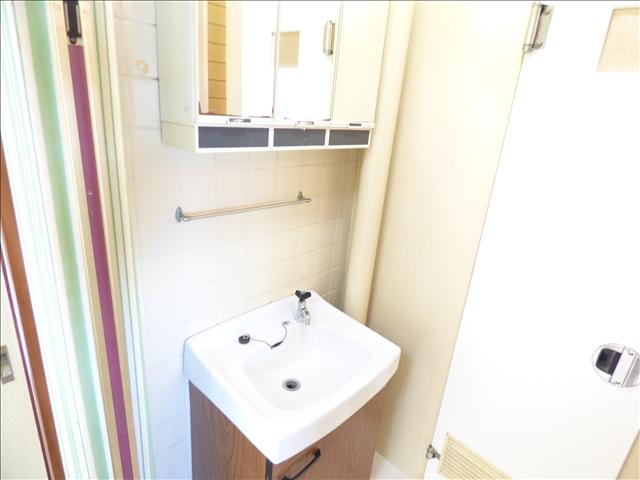 洗面設備　鏡、収納もあるので助かりますね。