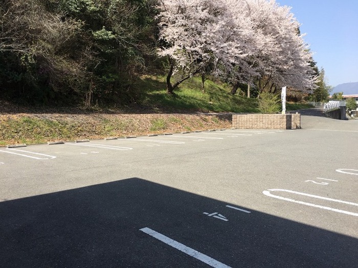 【アイングルックの駐車場】