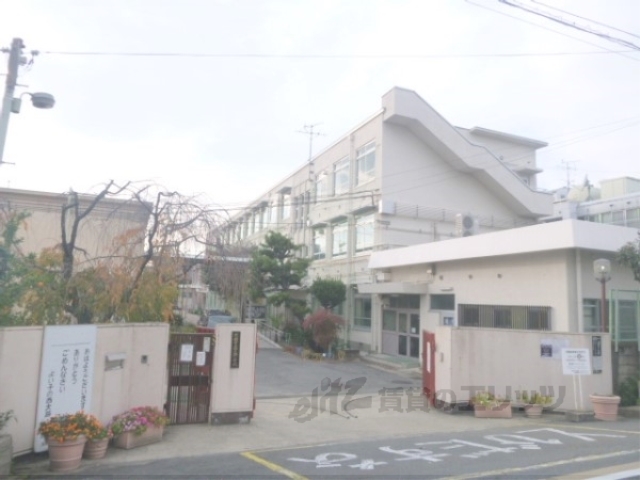 【京都市下京区西七条南衣田町のマンションの小学校】