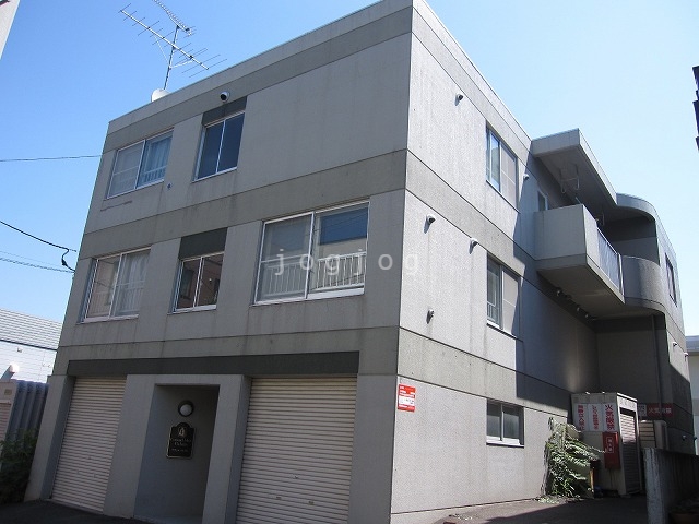 札幌市豊平区平岸七条のマンションの建物外観