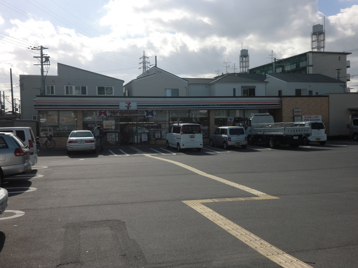 コンビニ　セブンイレブン（コンビニ）まで330m