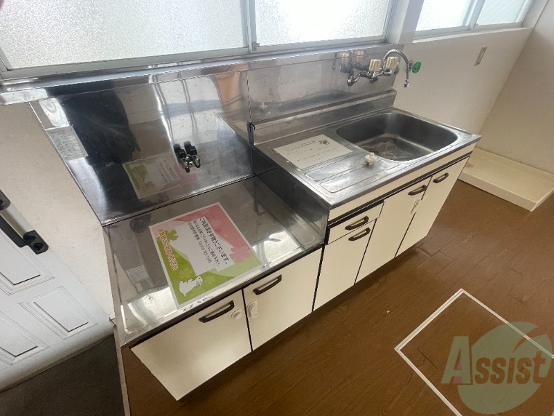 キッチン　キッチンは綺麗で調理スペースもしっかりございます。