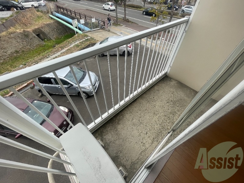 バルコニー　ベランダはよく日が当たり気持ちの良い空間です。