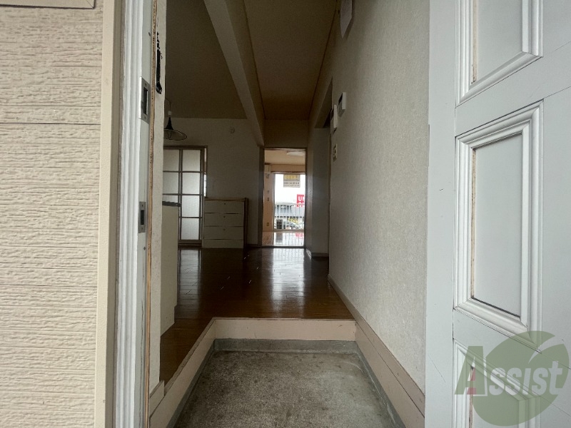 玄関　玄関からの様子です。綺麗なフローリングが広がっています。