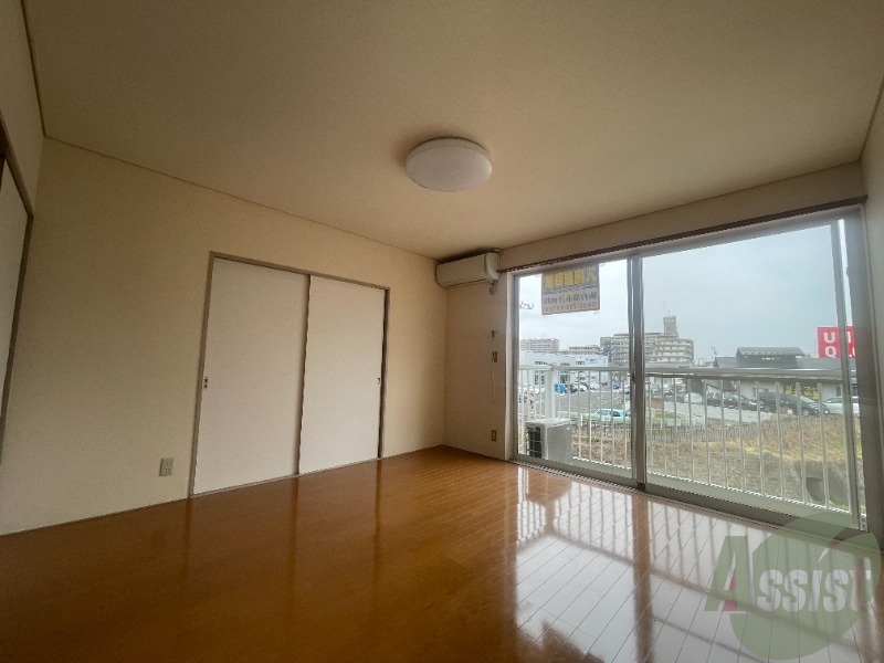 居室・リビング　広くきれいなリビングは明るい光も良く差します。