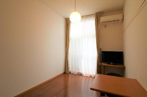 居室・リビング　ロフトタイプは天井が高く開放的な窓から日が差し込みます！