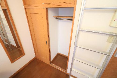 収納　上下に豊富なクローゼット収納スペースを確保！