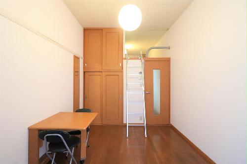 居室・リビング　１Ｆはフローリング仕様・２Ｆは絨毯仕様になります。