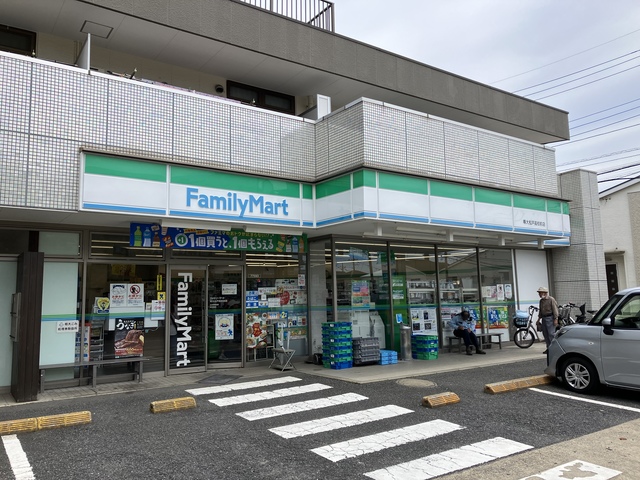 コンビニ　ファミリーマート専大松戸高校前店（コンビニ）まで909m