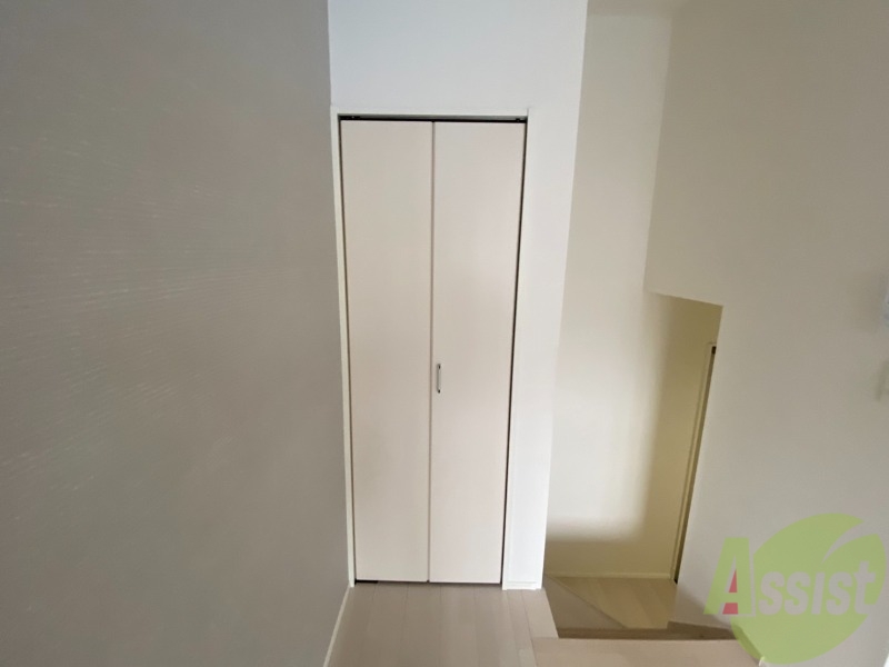 収納　収納は縦に長いのでコート等がたくさんしまえます。