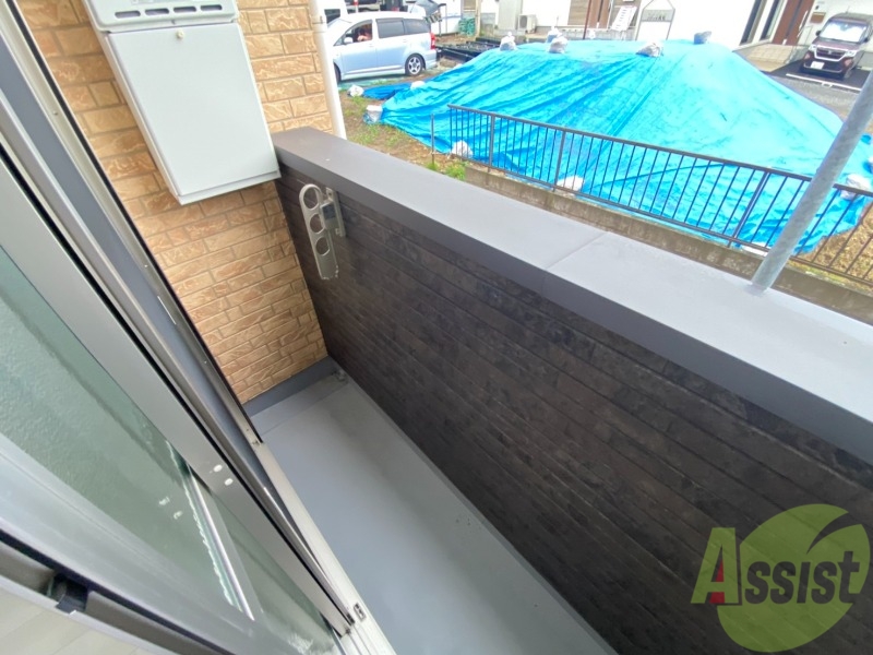 バルコニー　バルコニーはレンガ調でオシャレな雰囲気です。