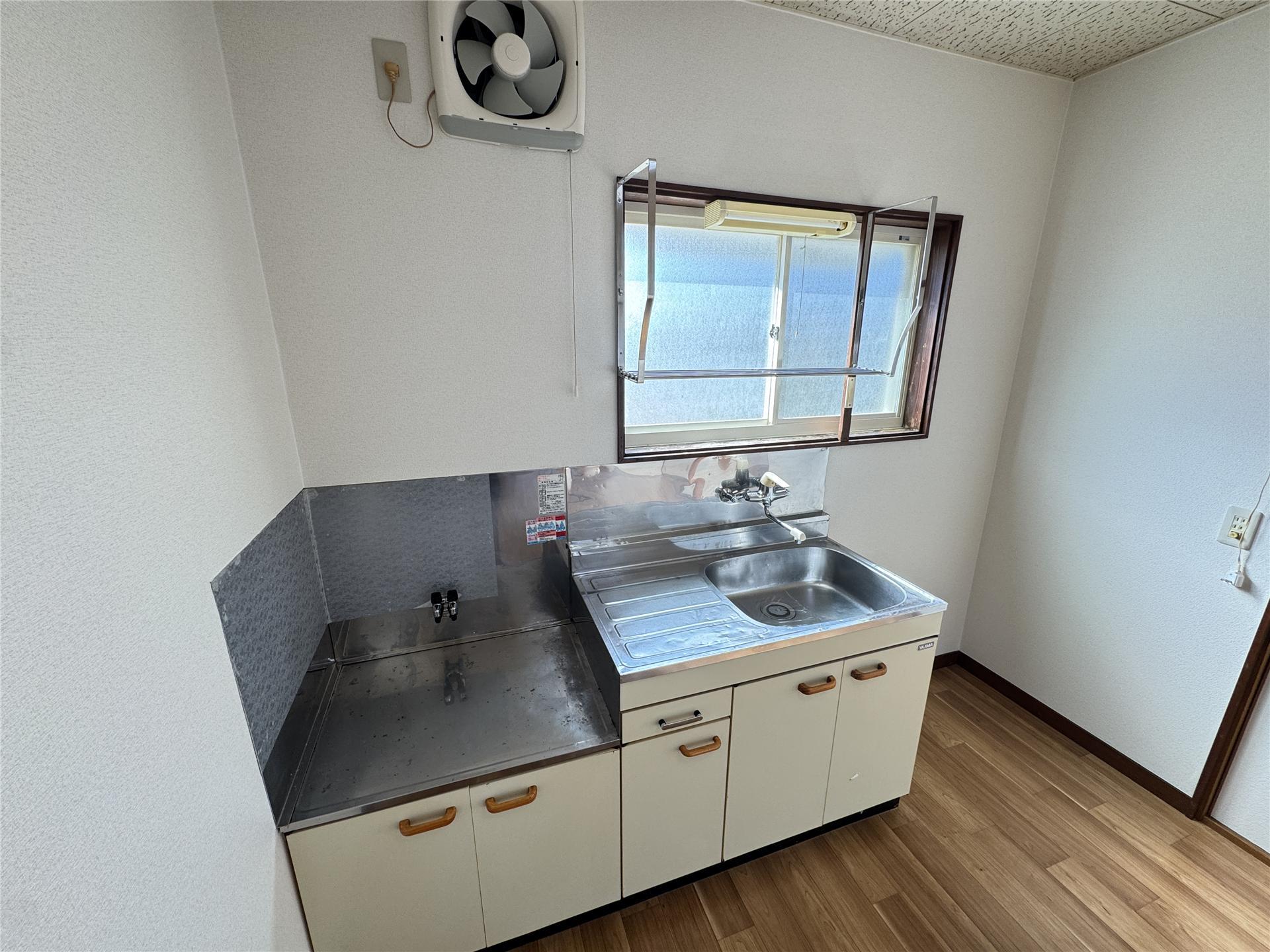 キッチン　換気もできる窓があるキッチンです♪