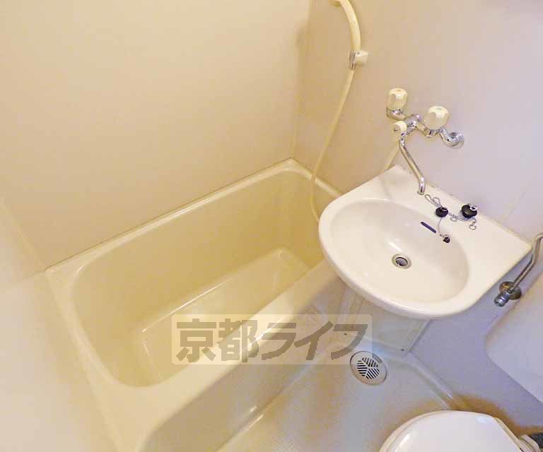 バス・シャワールーム　広々とした浴室です。