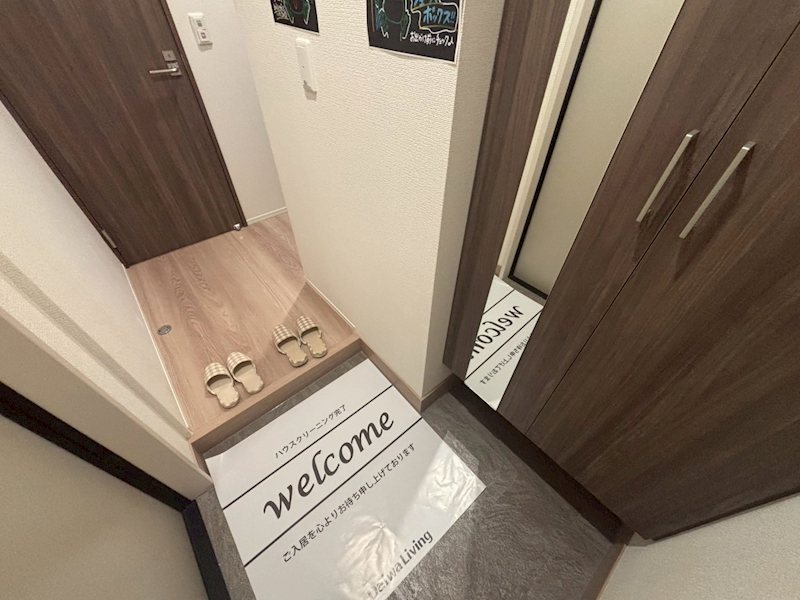 玄関　※写真は102号室です。