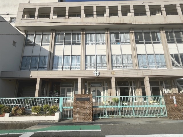 小学校　伊丹市立昆陽里小学校（小学校）まで300m