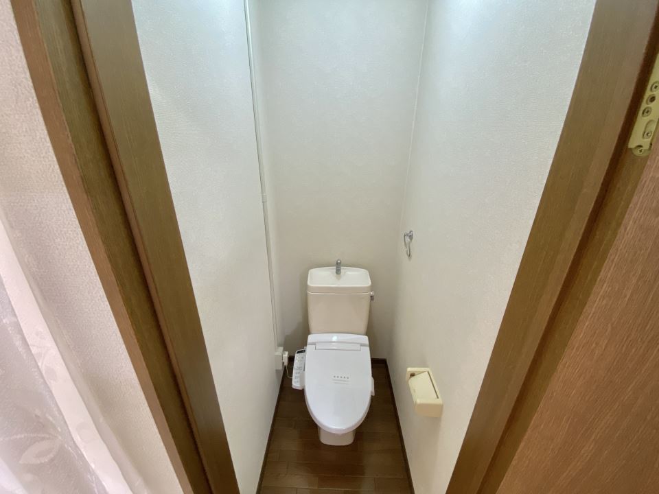 トイレ　温水洗浄便座です