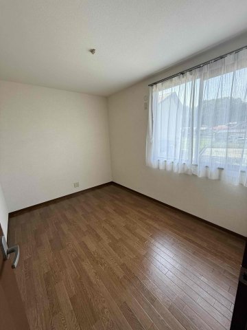 居室・リビング　落ち着いた色調の洋室です