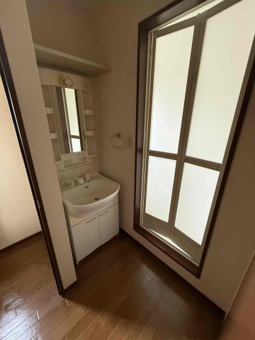 洗面設備　朝の支度にも助かる、独立洗面化粧台