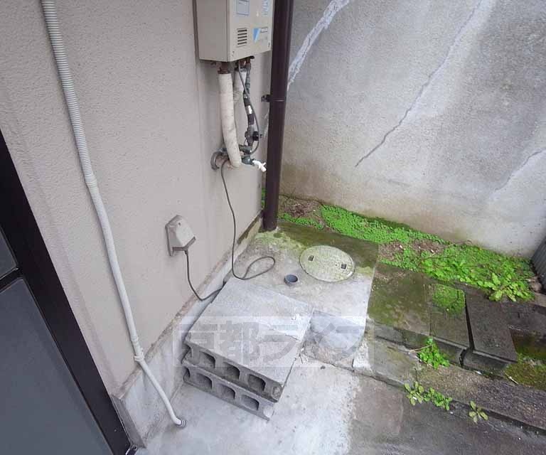 洗面設備　洗濯機置き場は室外です。