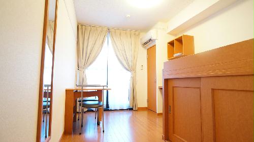 居室・リビング　白を基調とした清潔感のある洋室