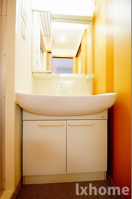 洗面設備　明るい洗面所です