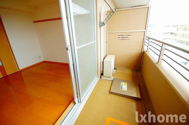 バルコニー　暖かな日差しのふりそそぐバルコニー