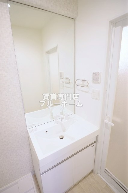 洗面設備　鑑の大きい独立洗面台！