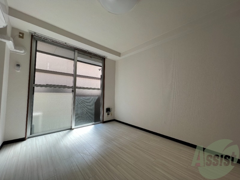 居室・リビング　こちらがリビングです。陽が入ってくるのがわかります。