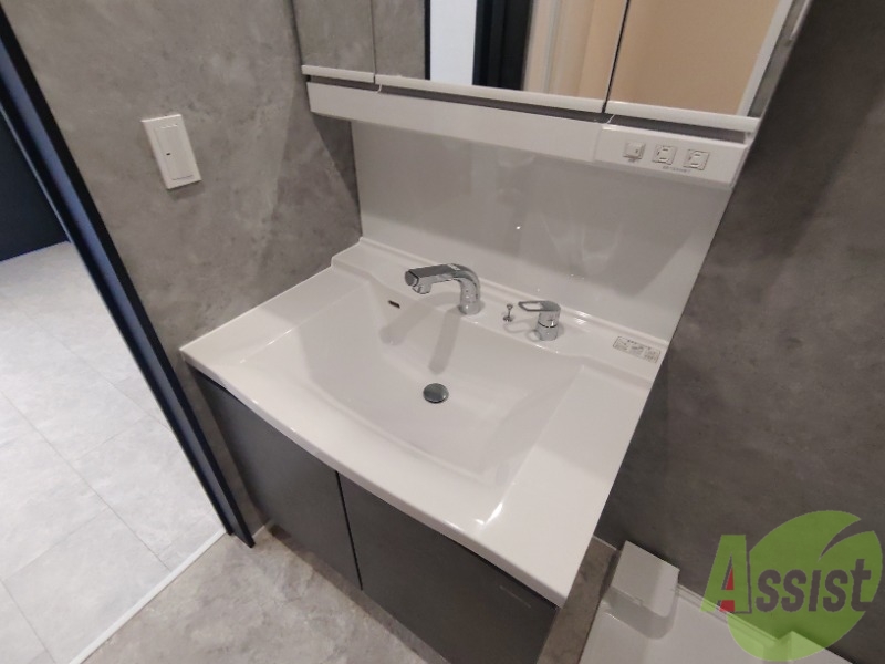 洗面設備　洗面台はシャワーノズルも付いて便利に活用できます