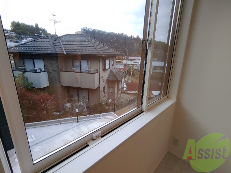 バルコニー　窓からは大きな空が良く見える気持ちのいい景色が見えます。