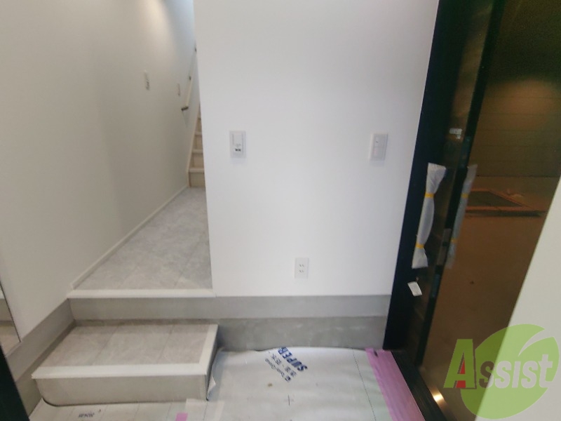 玄関　玄関からの様子です。綺麗なフローリングが広がっています。