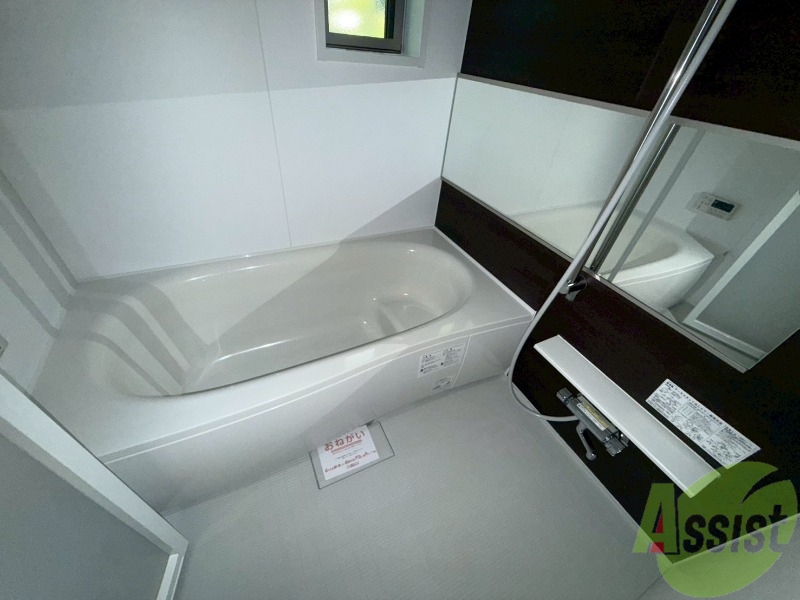 バス・シャワールーム　浴室の浴槽は一坪風呂です。足を伸ばして肩まで浸かることが可能