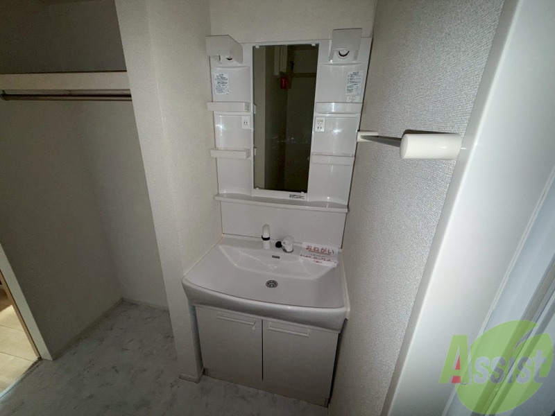 洗面設備　洗面台は独立洗面台です。毎日の身支度が楽しくなりそうですね。