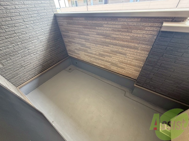 バルコニー　バルコニーはこちらです。長さも幅もちょうどいいですね。