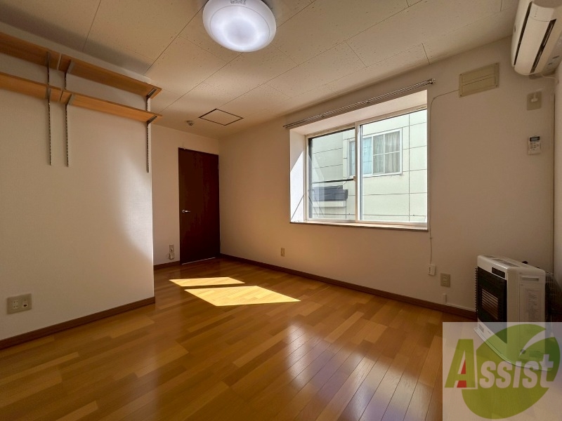 居室・リビング　日当たりが良くて心地よく過ごせそうなお部屋です。